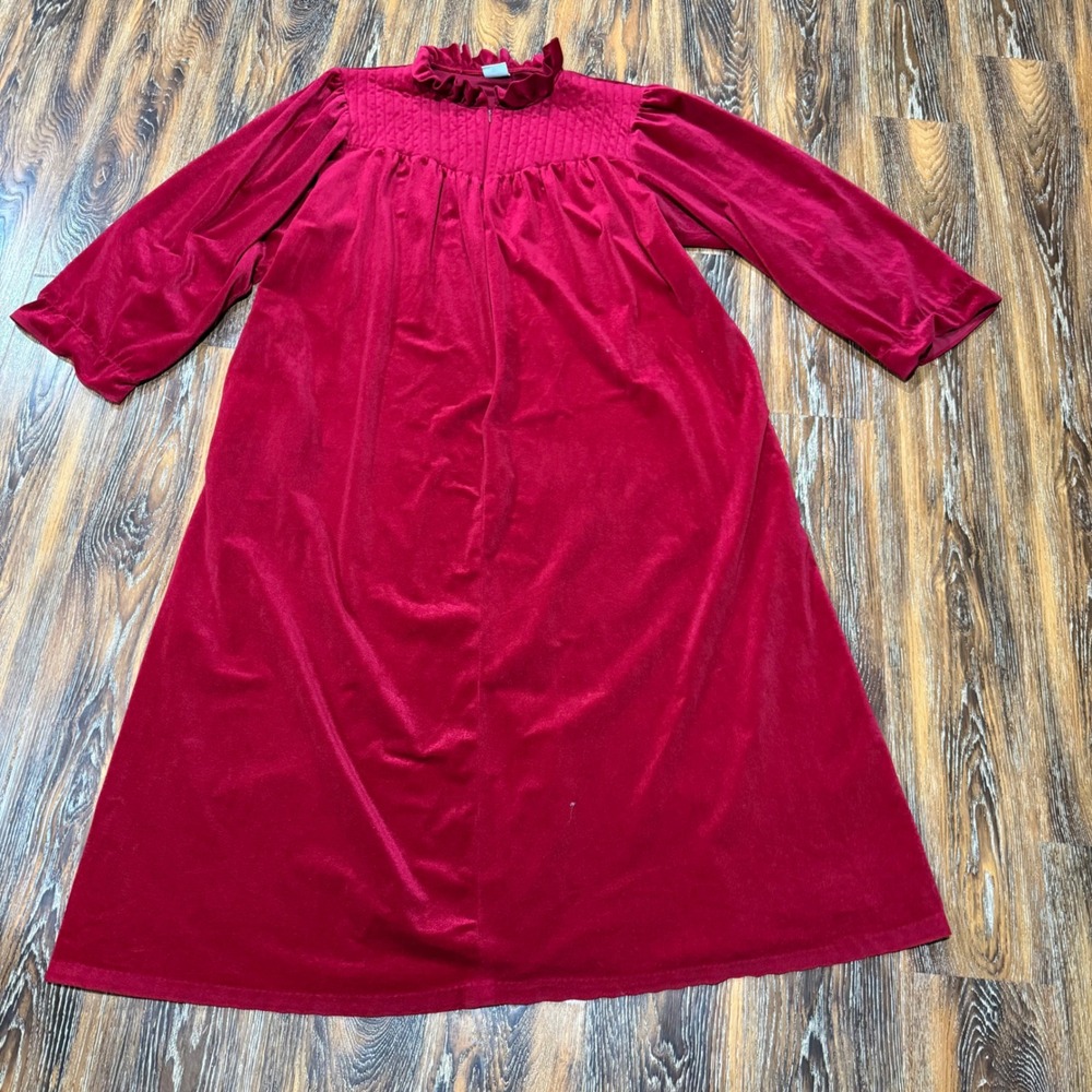Gilligan O'Malley L Nightgown Women Red Velour Quilted Ruffle Neck Vintage FLAW